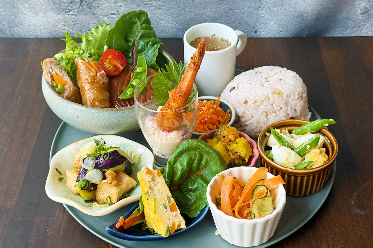 ランチメニューの「季節野菜のデリプレート」の写真