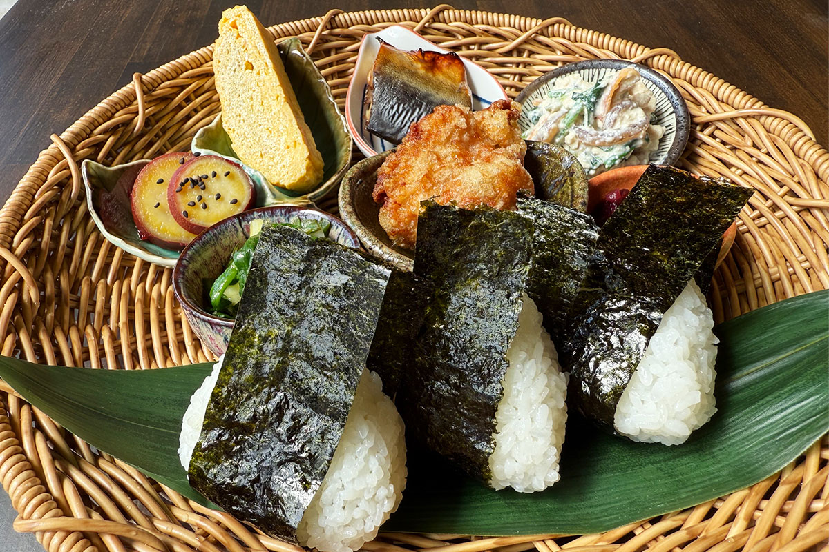 ランチメニューの「おにぎりランチ」の写真