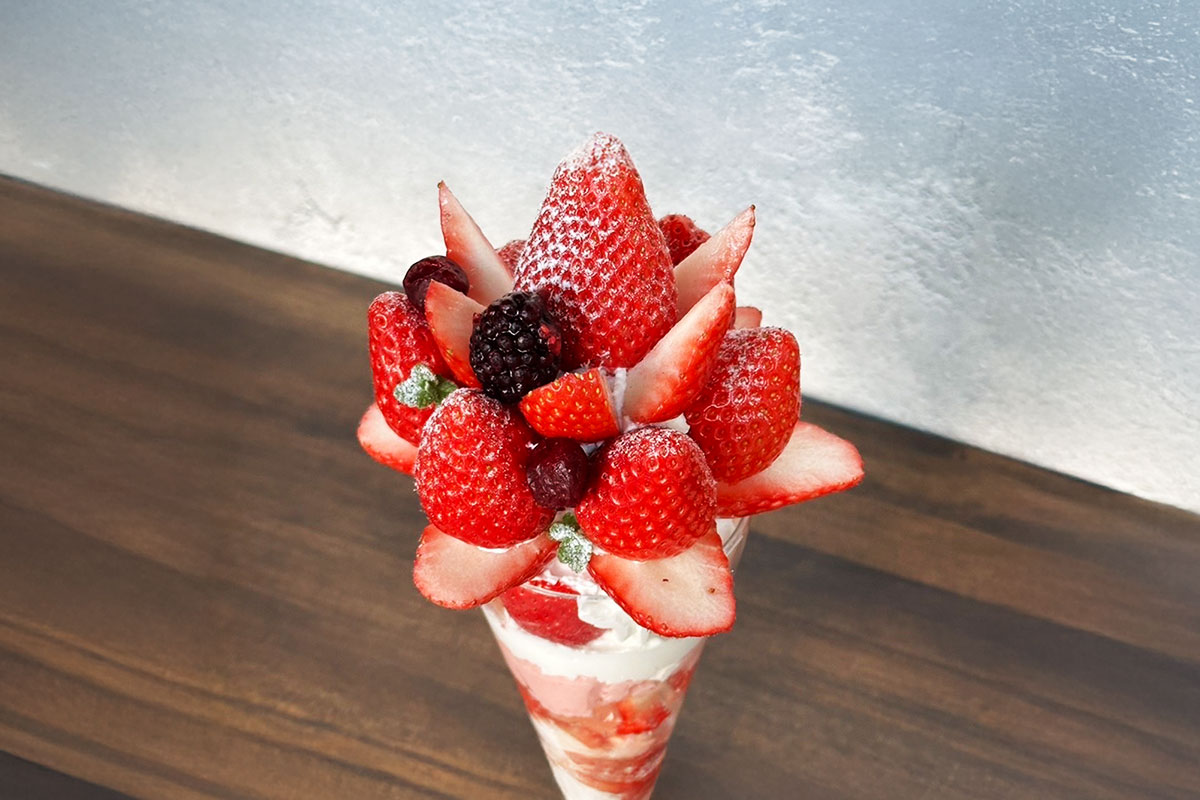 スイーツメニューの「いちごパフェ」の写真