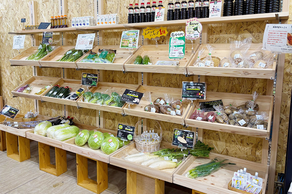 野菜・果物・お米・卵の販売エリア「えぇもんまるしぇ」の商品棚の写真